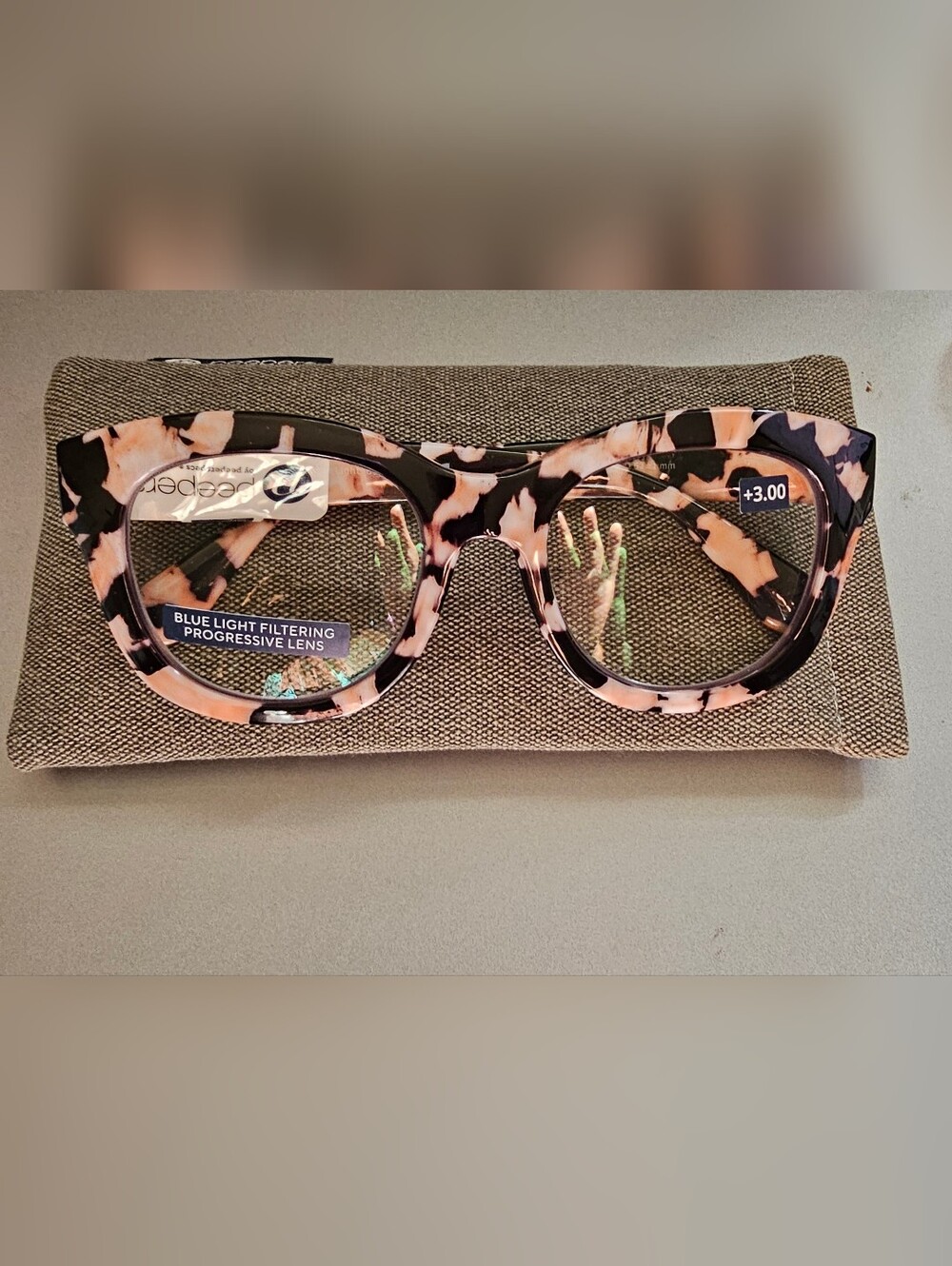 Peepers Black and Pink Readers